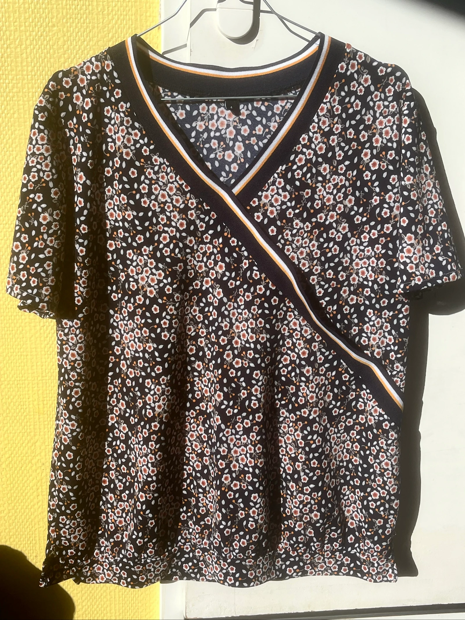 T-shirt fleurie bleu marine style cache-cœur